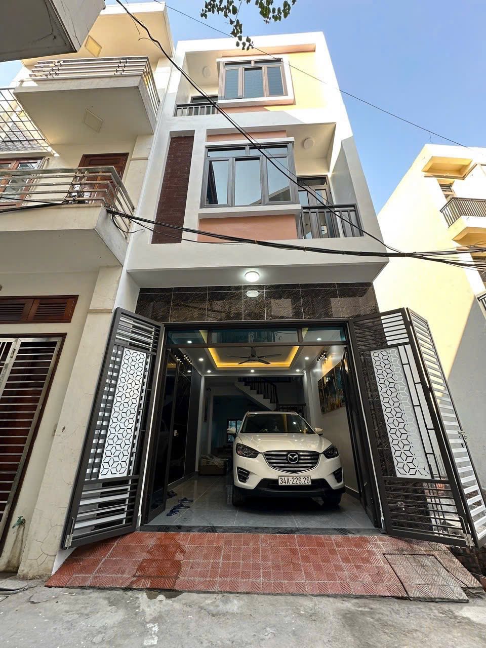 Bán căn nhà 3 tầng có gara oto ngõ phố Vũ Hựu, ph Thanh Bình, TP HD, 50m2, mt 4m, 3 ngủ