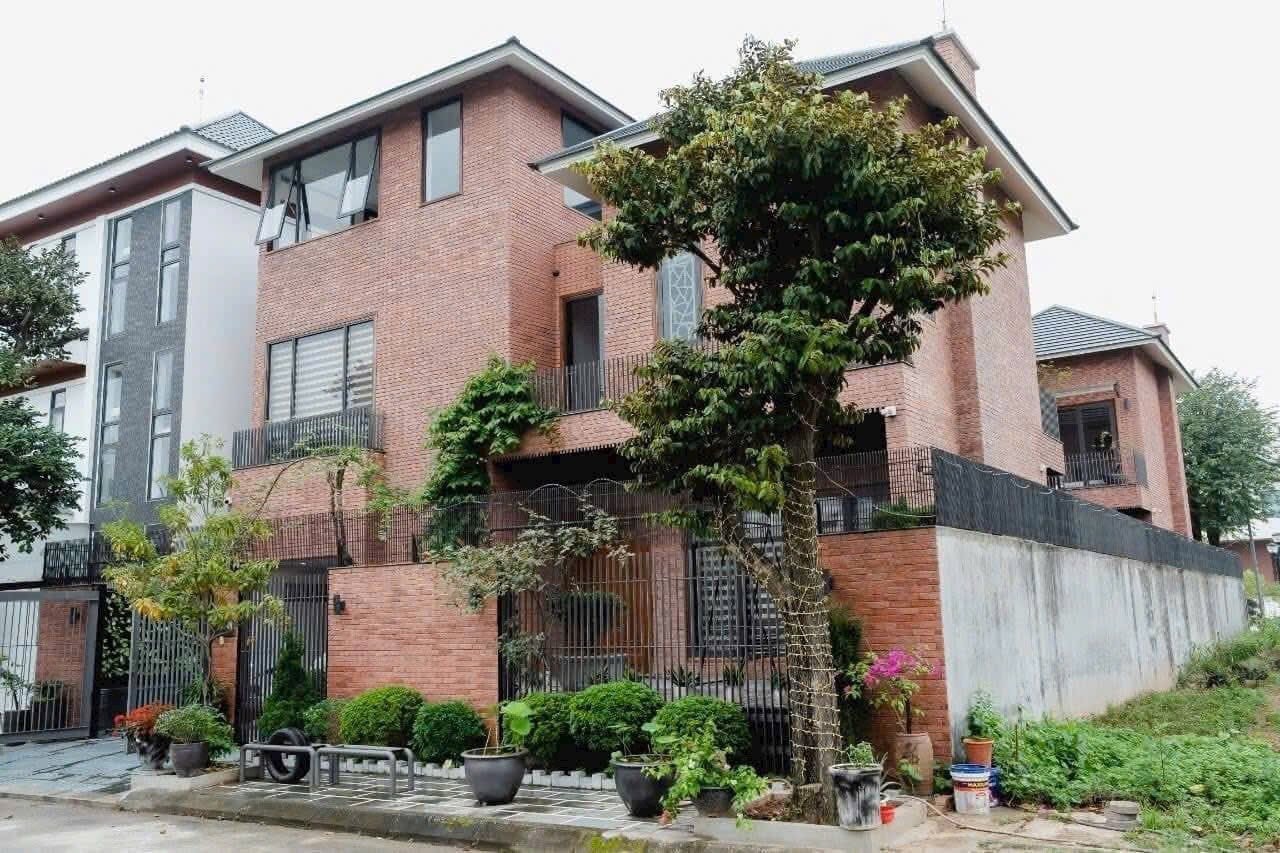 Cho thuê căn biệt thự khu Tây Nam Cường, TP HD, 202.5m2, 3.5 tầng, lô góc, đầy đủ đồ, giá tốt