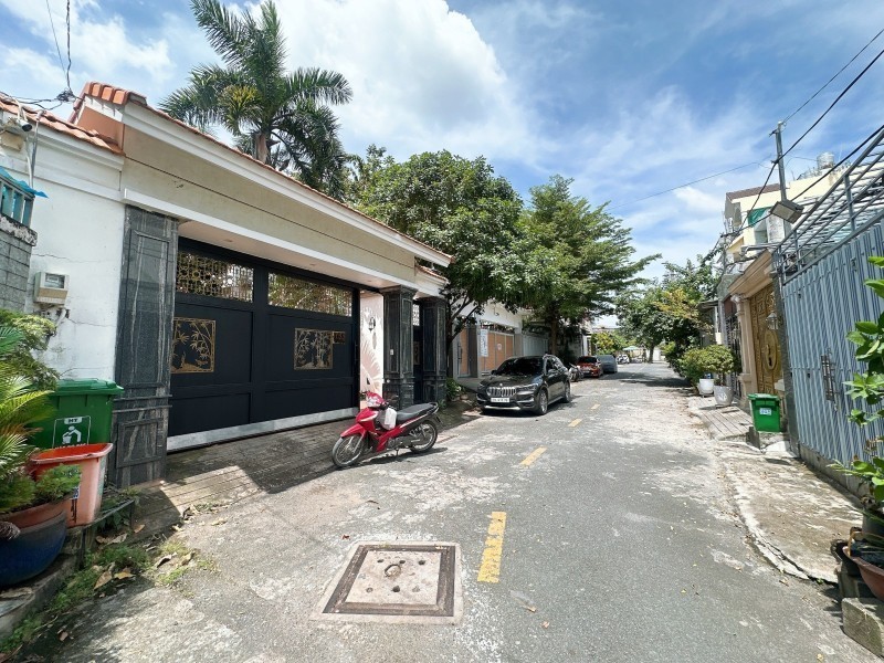 Bán nhà mặt phố Hiệp Phú, Q.9, TP HCM. DT  98m2, một trệt giá 6.9 tỷ, sổ hồng đầy đủ. Liên hệ