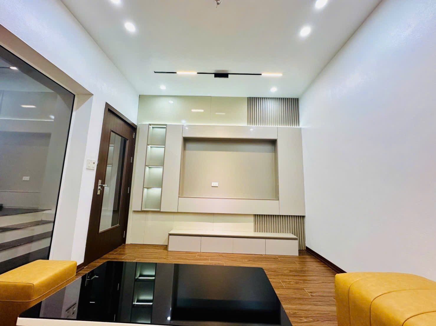 Bán căn nhà 4 tầng ngõ phố Nguyễn Trãi, ph Thành Đông, TP HP, 45m2, mt 4.1m, lô góc, gara 8