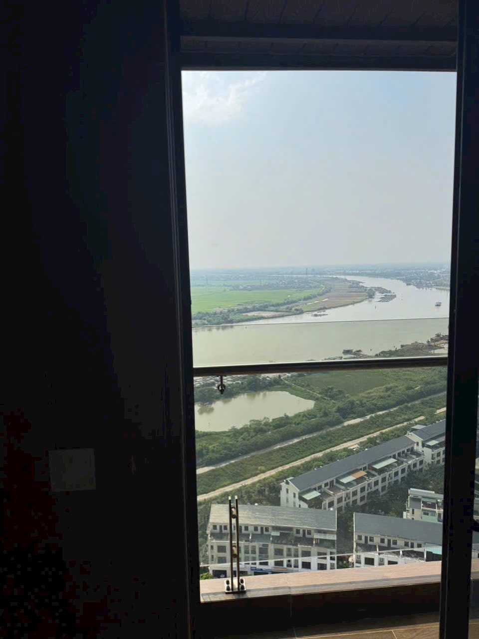 Bán căn chung cư Lighthouse tòa H2, tầng cao, Ecopark Hải Dương, 51m2, 2 ngủ, đủ đồ, giá rẻ 9