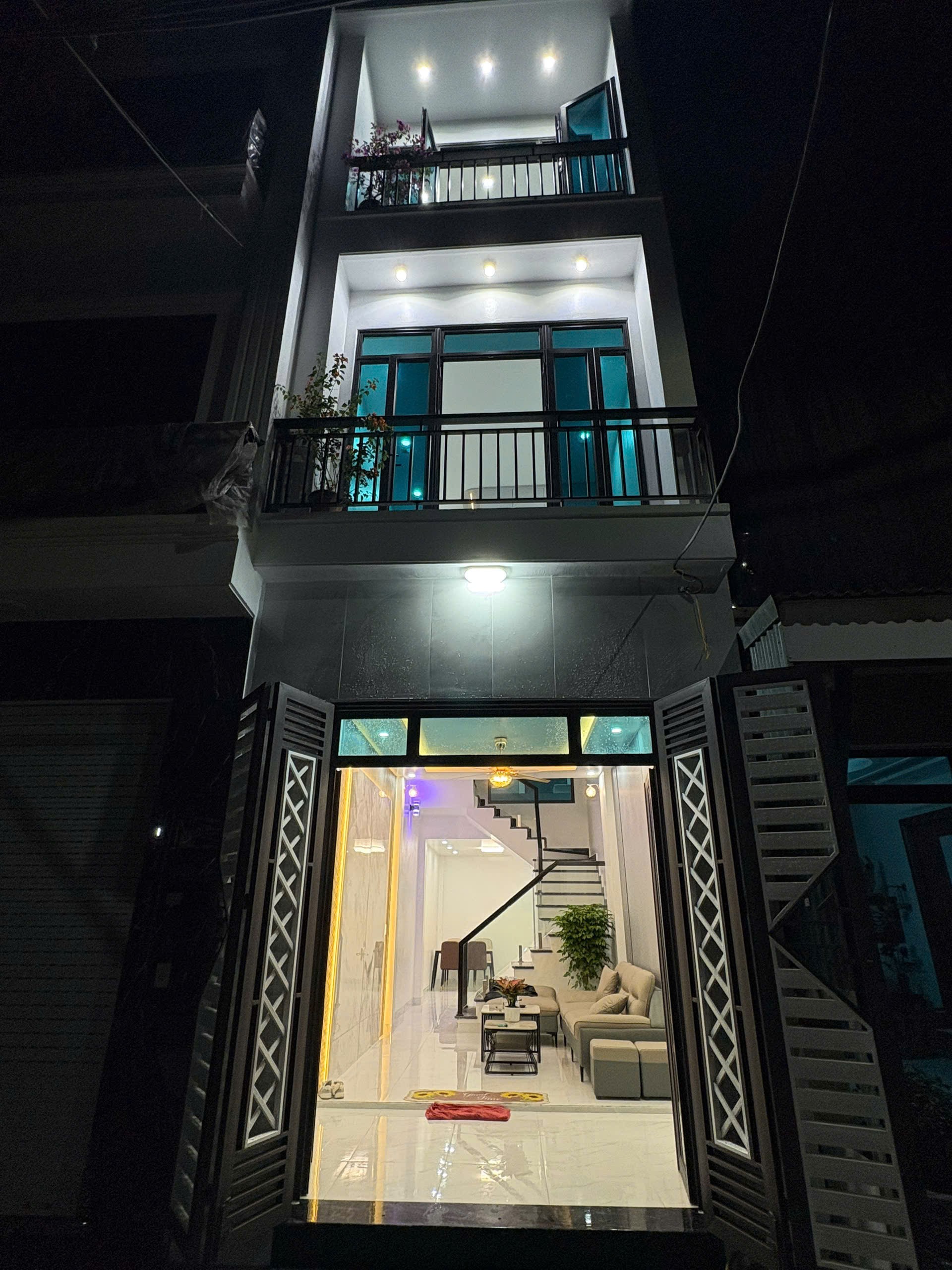 Bán nhà 3 tầng Bình Lộc –3PN, ô tô đỗ cửa, sát chợ giá 2.x tỷ