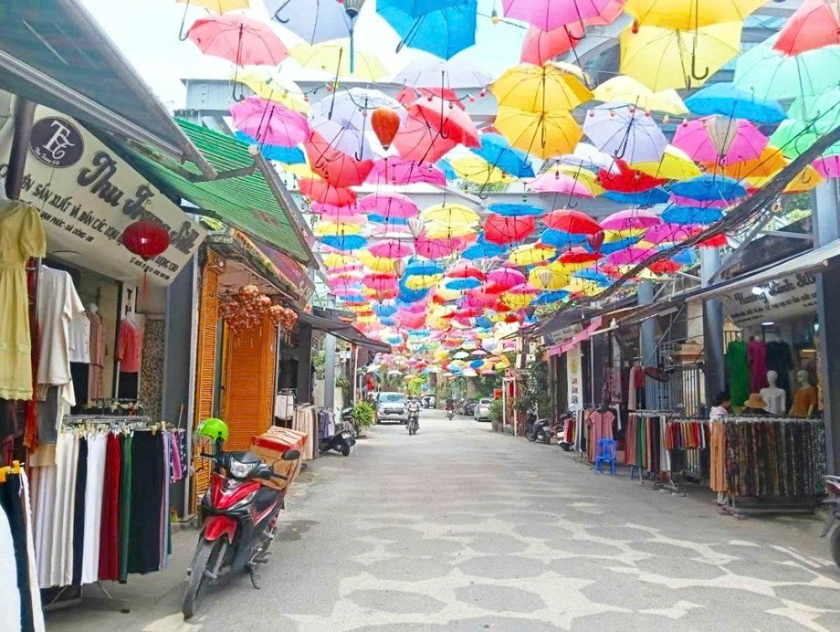 Bán gấp nhà mặt Phố Lụa, 75m2, mặt tiền rộng 3.9m, 2 mặt đường, vị trí đẹp, kinh doanh sầm uất, giá