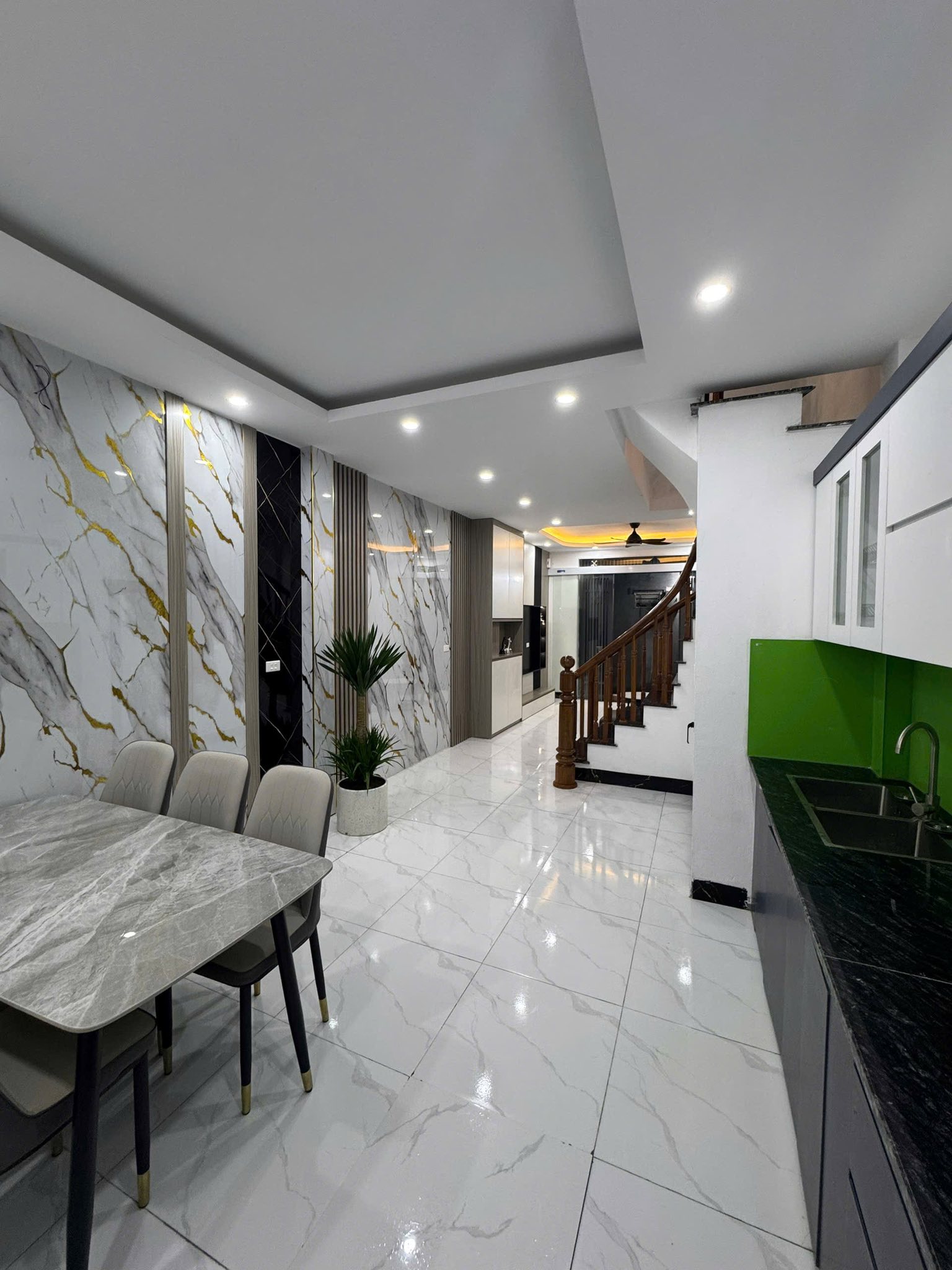 Bán nhà Đại Mỗ 40M 4 Tầng, 4p ngủ, gần đường lớn ô tô đỗ gần giá 7.5 tỷ