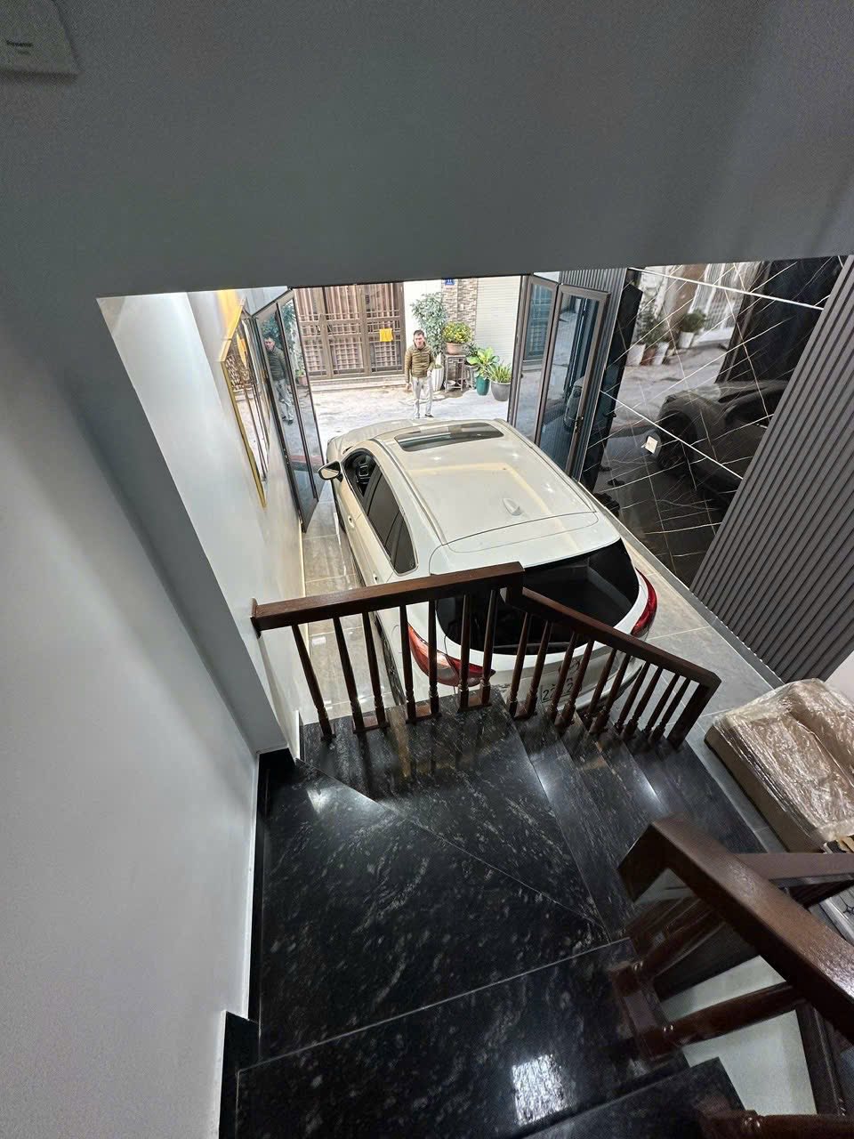 Bán căn nhà 3 tầng có gara oto ngõ phố Vũ Hựu, ph Thanh Bình, TP HD, 50m2, mt 4m, 3 ngủ 2