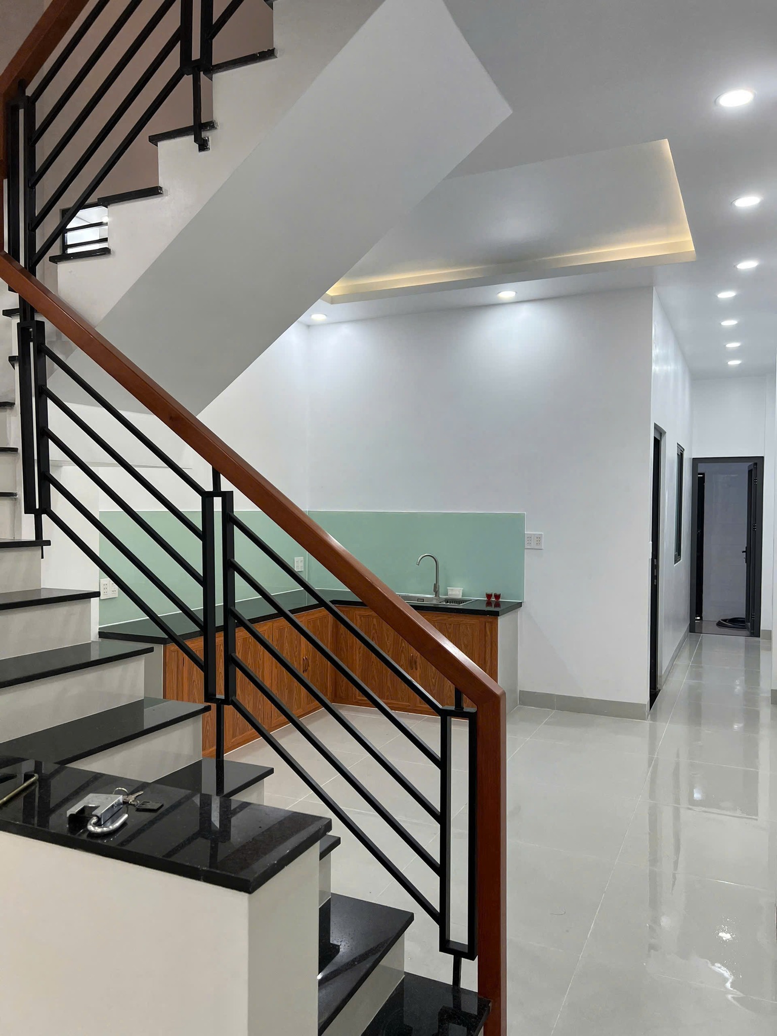 CHO THUÊ NHÀ MỚI XÂY 100% MỚI, ĐƯỜNG XE TẢI THÔNG QLO 13- KDC SÔNG ĐÀ, 3PN, 15TR.