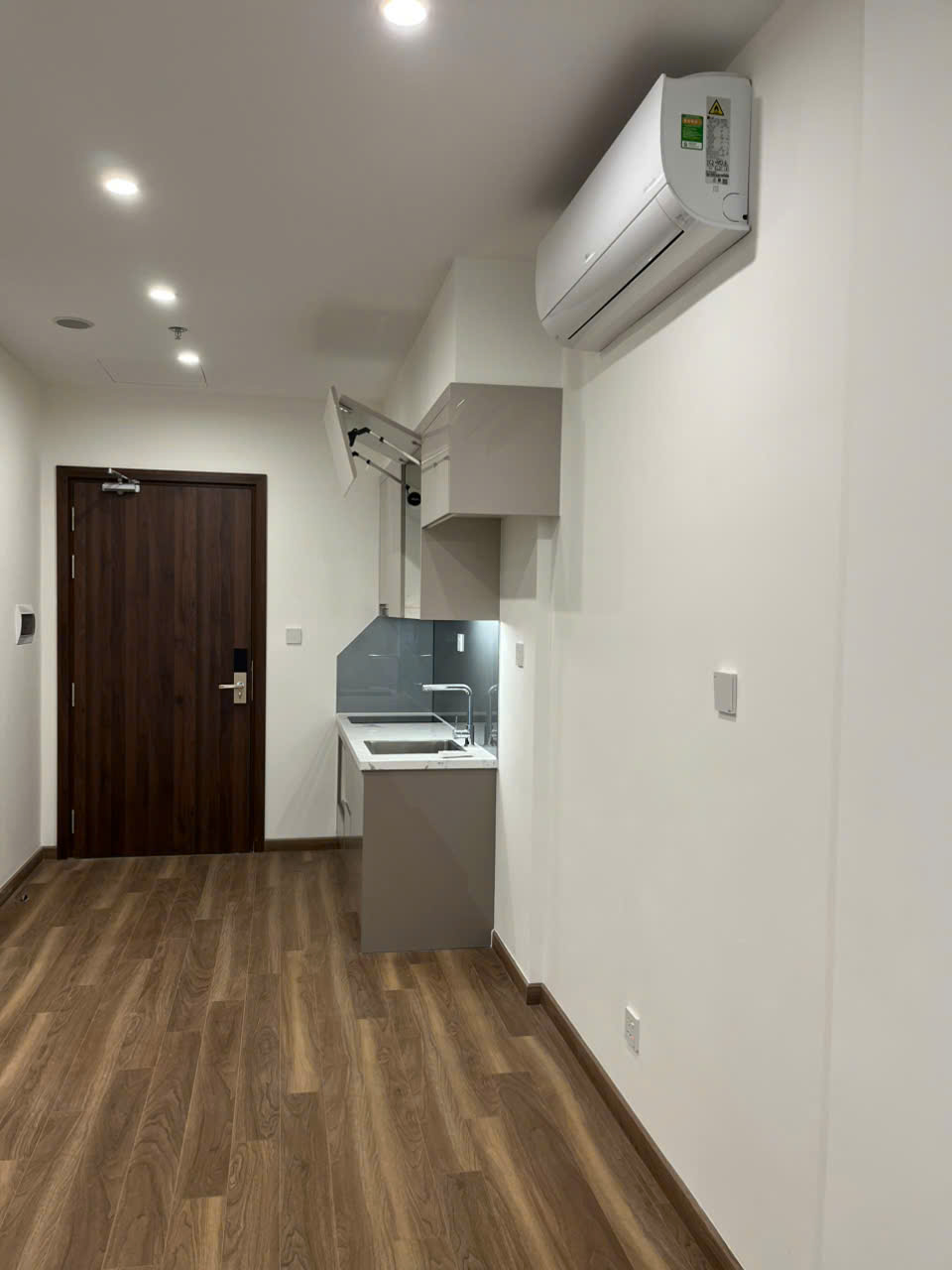 Cho thuê studio Zurich 2, tầng trung, nội thất cơ bản, ở ngay