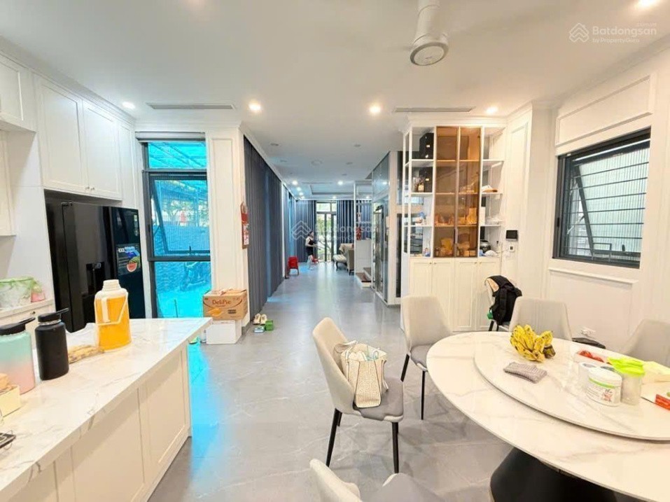 Bán nhà phố Hoàng Quốc Việt - 121m 5 Tầng Lô Góc Hai mặt tiền Ô tô Vỉa hè an sinh kết hợp văn phòng 2