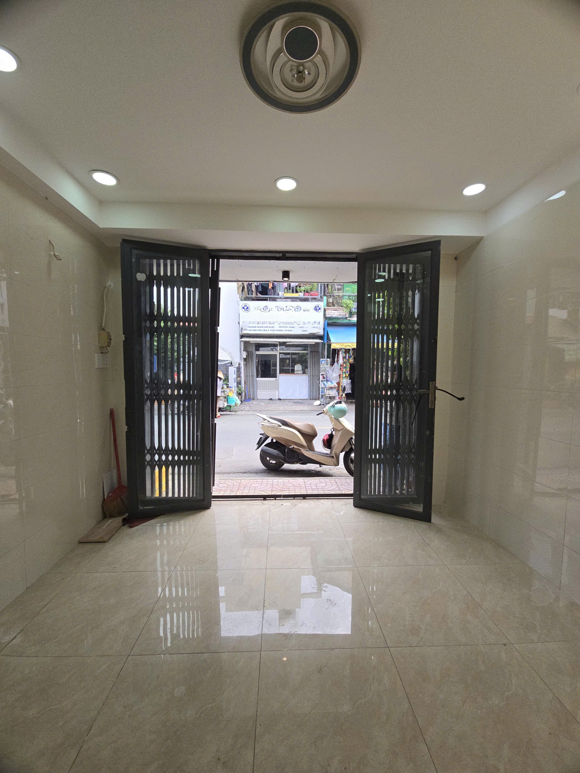 MẶT TIỀN KINH DOANH PHẠM VĂN XẢO - DTSD 30M2 - 2 TẦNG - CHỈ 2.65 TỶ 2