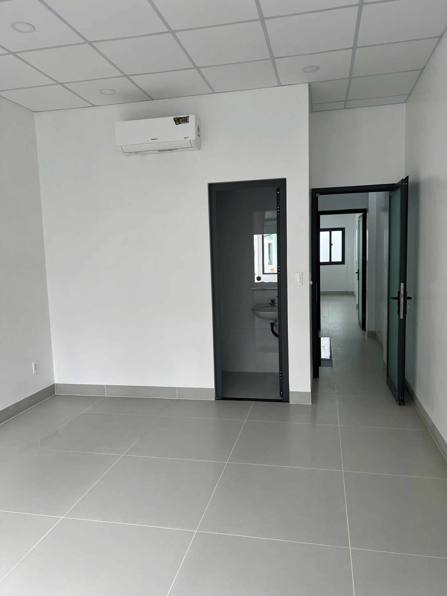 CHO THUÊ NHÀ MỚI XÂY 100% MỚI, ĐƯỜNG XE TẢI THÔNG QLO 13- KDC SÔNG ĐÀ, 3PN, 15TR. 2