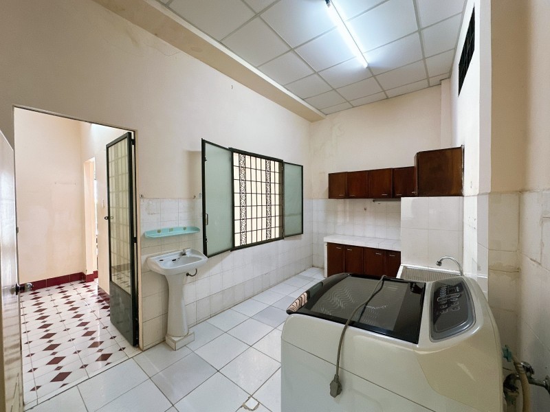 Bán nhà mặt phố Hiệp Phú, Q.9, TP HCM. DT  98m2, một trệt giá 6.9 tỷ, sổ hồng đầy đủ. Liên hệ 4