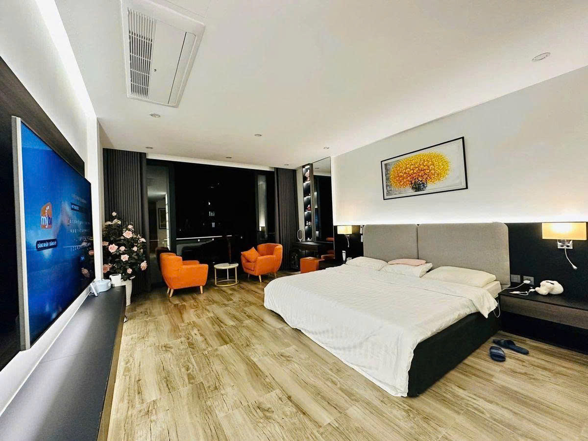 Hiếm nhà đẹp 7 tầng mặt phố Bạch Thái Bưởi, 92m2, mặt tiền rộng 4.5m, thang máy, kinh doanh 3