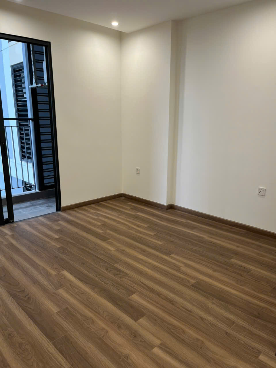 Cho thuê studio Zurich 2, tầng trung, nội thất cơ bản, ở ngay 3