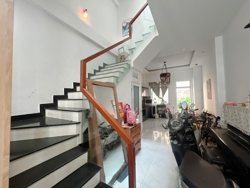 Bán nhà 3 tầng đường số 10, Hiệp Bình Phước, Thủ Đức, TP HCM. DT 77m2, sổ hồng, giá 6,9 tỷ. Liên 2