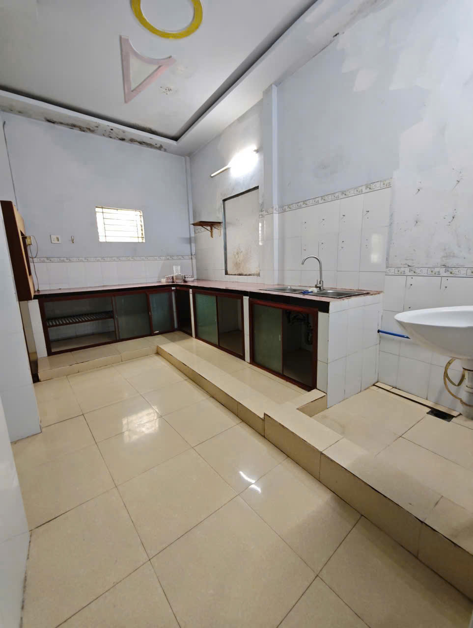 Nhà 4 triêụ 4 phòng ngủ Võ Văn Kiệt nơi có khuôn viên cây cối 4