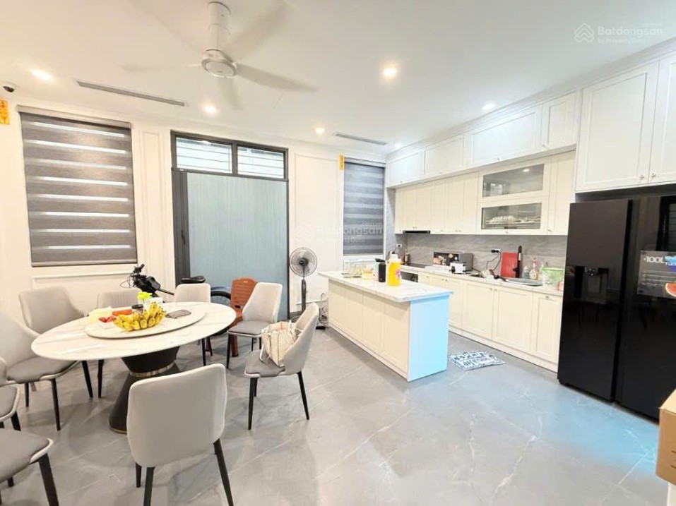 Bán nhà phố Hoàng Quốc Việt - 121m 5 Tầng Lô Góc Hai mặt tiền Ô tô Vỉa hè an sinh kết hợp văn phòng 3