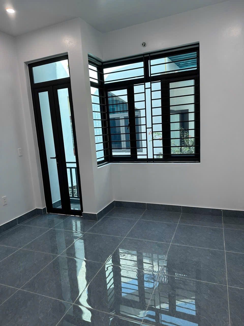 Bán căn nhà 3 tầng có gara oto ngõ phố Vũ Hựu, ph Thanh Bình, TP HD, 50m2, mt 4m, 3 ngủ 5