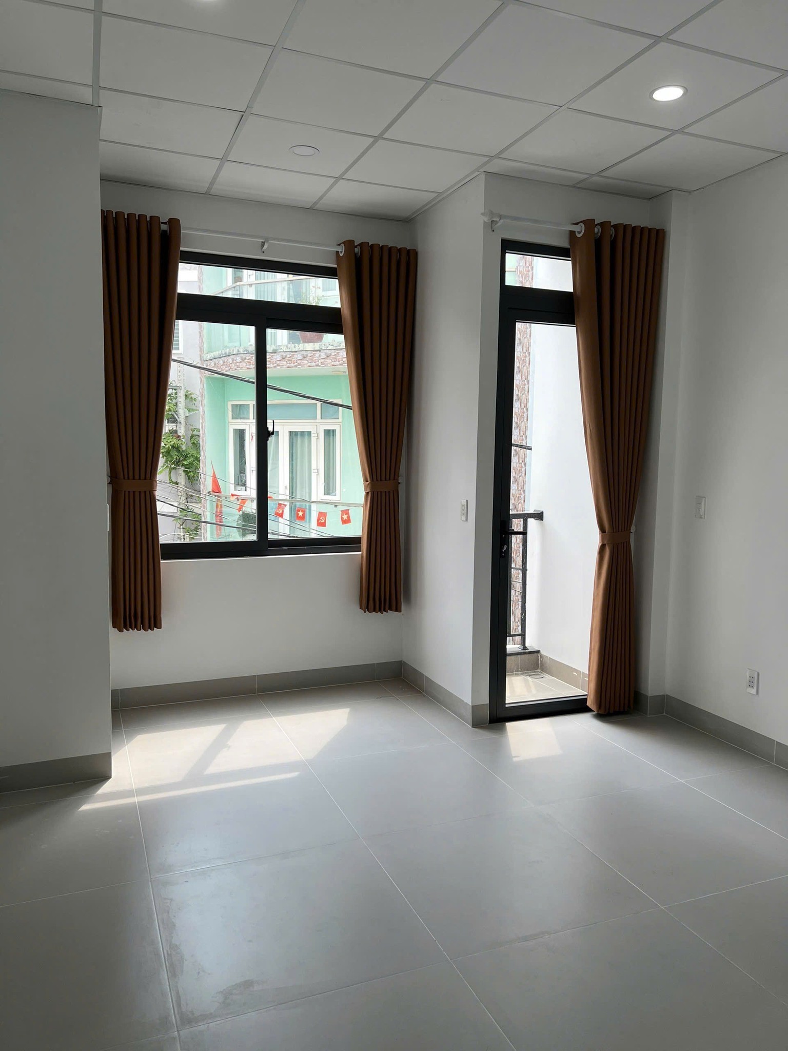 CHO THUÊ NHÀ MỚI XÂY 100% MỚI, ĐƯỜNG XE TẢI THÔNG QLO 13- KDC SÔNG ĐÀ, 3PN, 15TR. 4