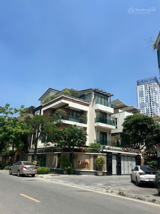 Bán nhà phố Hoàng Quốc Việt - 121m 5 Tầng Lô Góc Hai mặt tiền Ô tô Vỉa hè an sinh kết hợp văn phòng