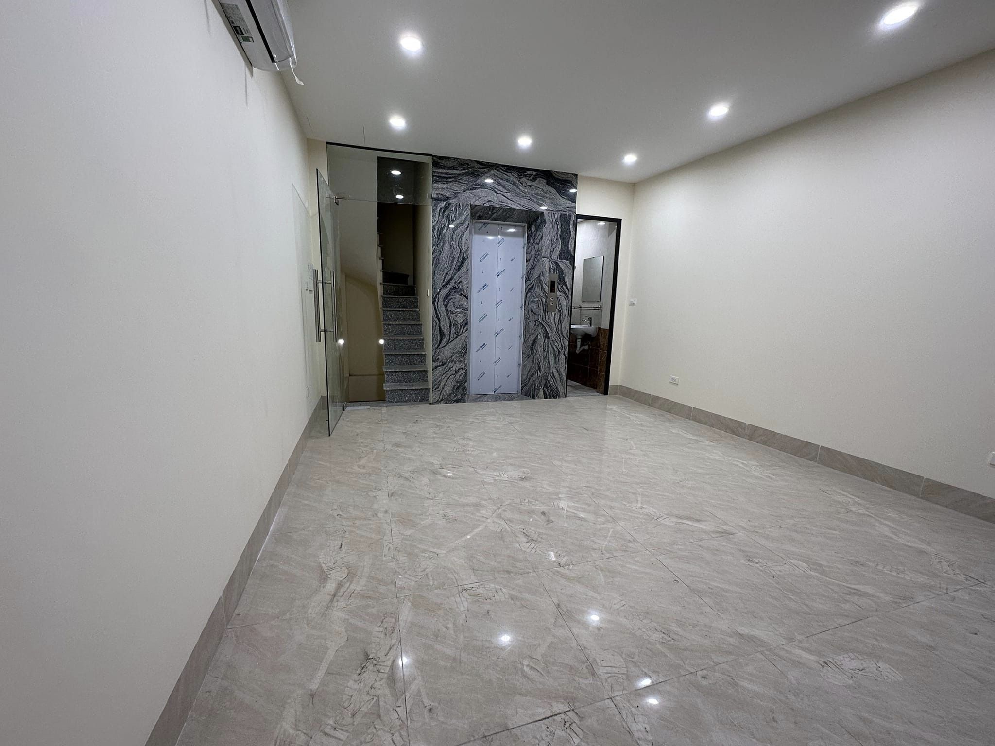 BÁN NHÀ MẶT PHỐ THANH XUÂN 6 TẦNG THANG MÁY, VỈA HÈ, OTO TRÁNH, KINH DOANH, CHỈ 15.X TỶ 3