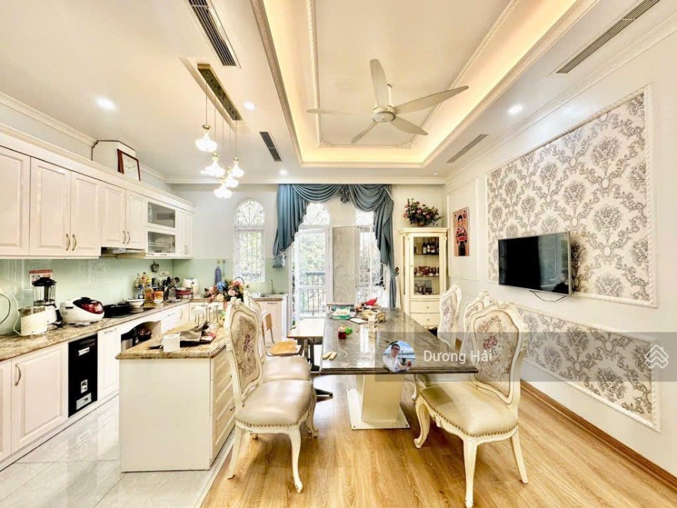 Bán nhà mặt phố thuộc KĐT Dịch Vọng - gần công viên Cầu Giấy - 190m2*MT 14m - KDVP ở đẳng cấp 3