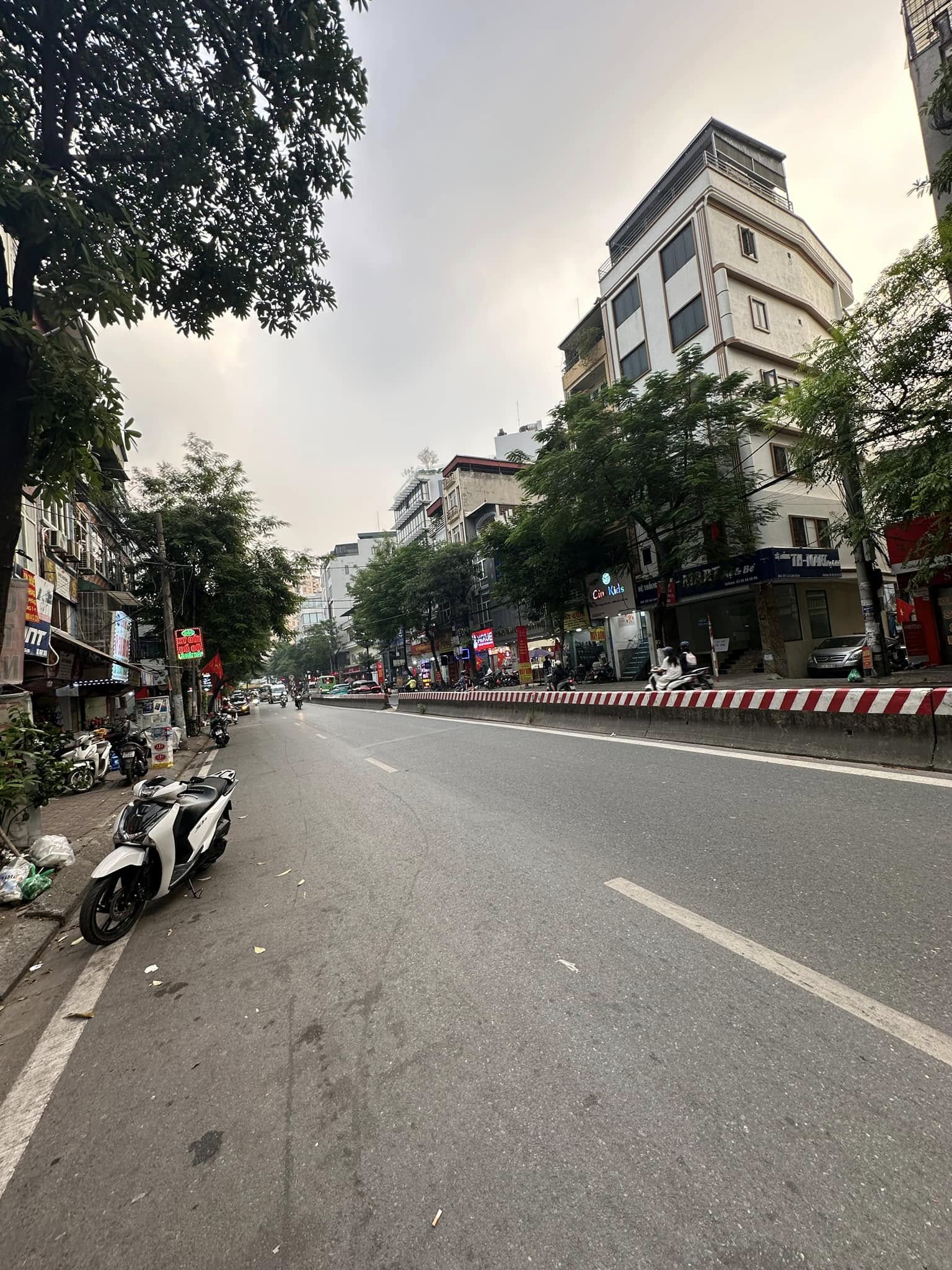 Mặt phố Lạc Long Quân Mặt Tiền 9M 300M2 130 Tỷ 1 Sổ 1 Chủ Vỉa Hè Rộng Gần Hồ