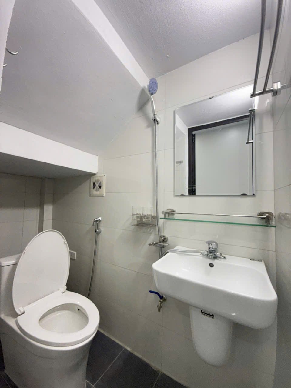 Bán căn nhà 2 tầng ngõ phố Lê Viết Hưng, ph Ngọc Châu, TP HD, 51m2, mt 4m, 3 ngủ, 2vs 7