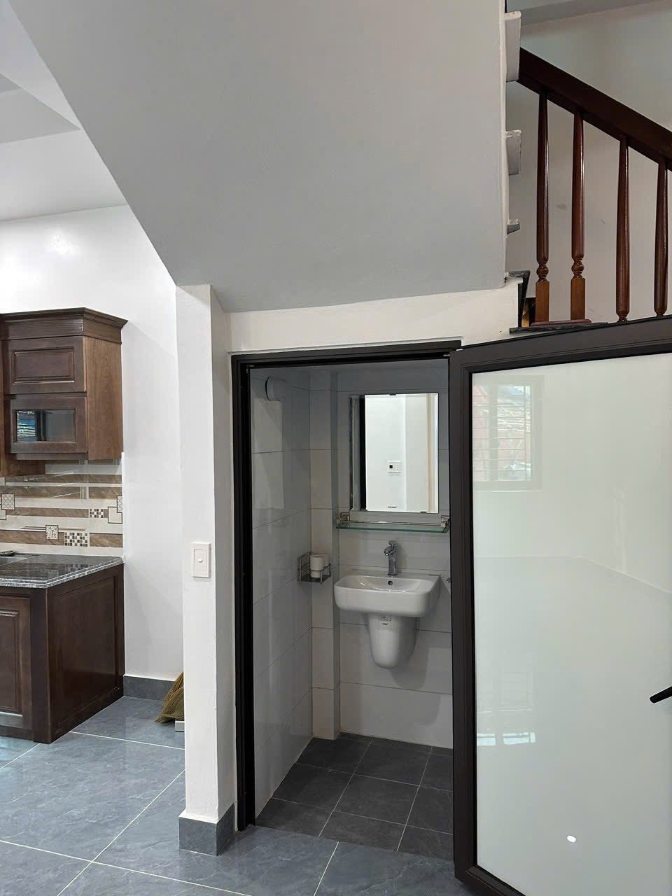 Bán căn nhà 3 tầng có gara oto ngõ phố Vũ Hựu, ph Thanh Bình, TP HD, 50m2, mt 4m, 3 ngủ 6