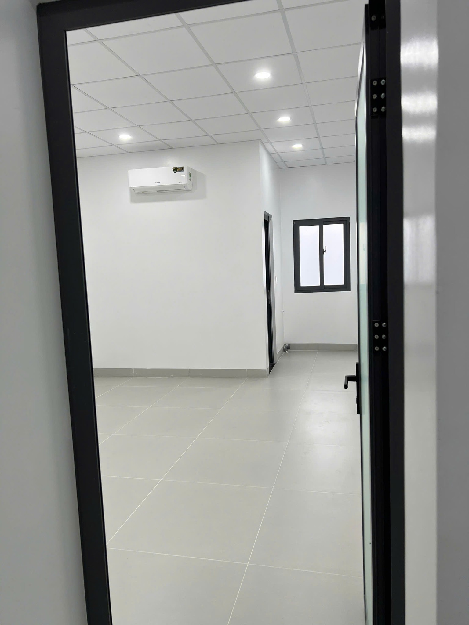 CHO THUÊ NHÀ MỚI XÂY 100% MỚI, ĐƯỜNG XE TẢI THÔNG QLO 13- KDC SÔNG ĐÀ, 3PN, 15TR. 5