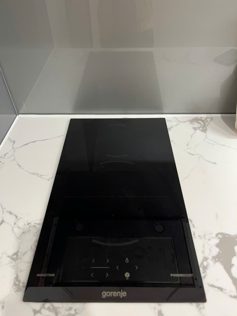 Cho thuê studio Zurich 2, tầng trung, nội thất cơ bản, ở ngay 5