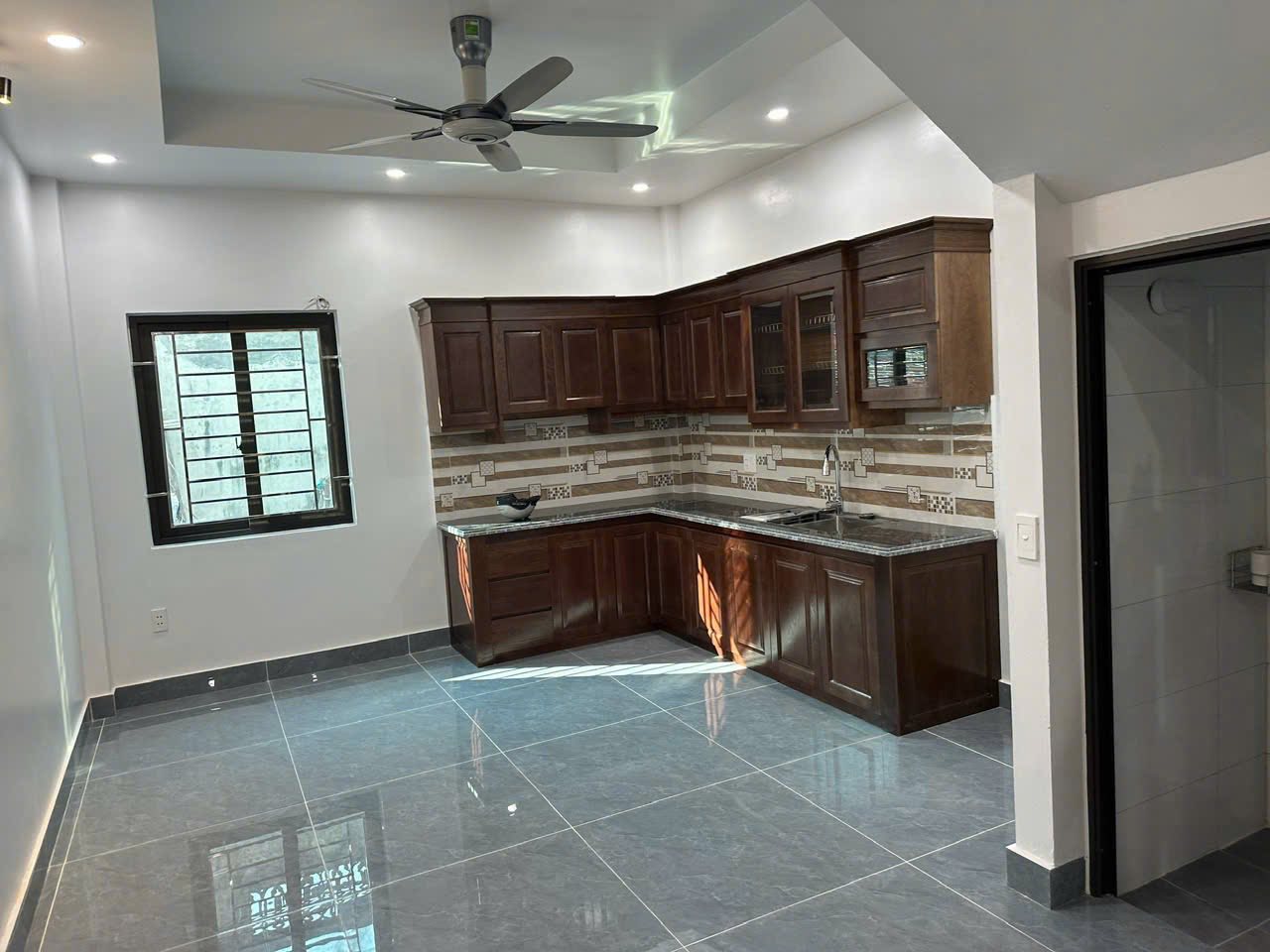 Bán căn nhà 3 tầng có gara oto ngõ phố Vũ Hựu, ph Thanh Bình, TP HD, 50m2, mt 4m, 3 ngủ 7