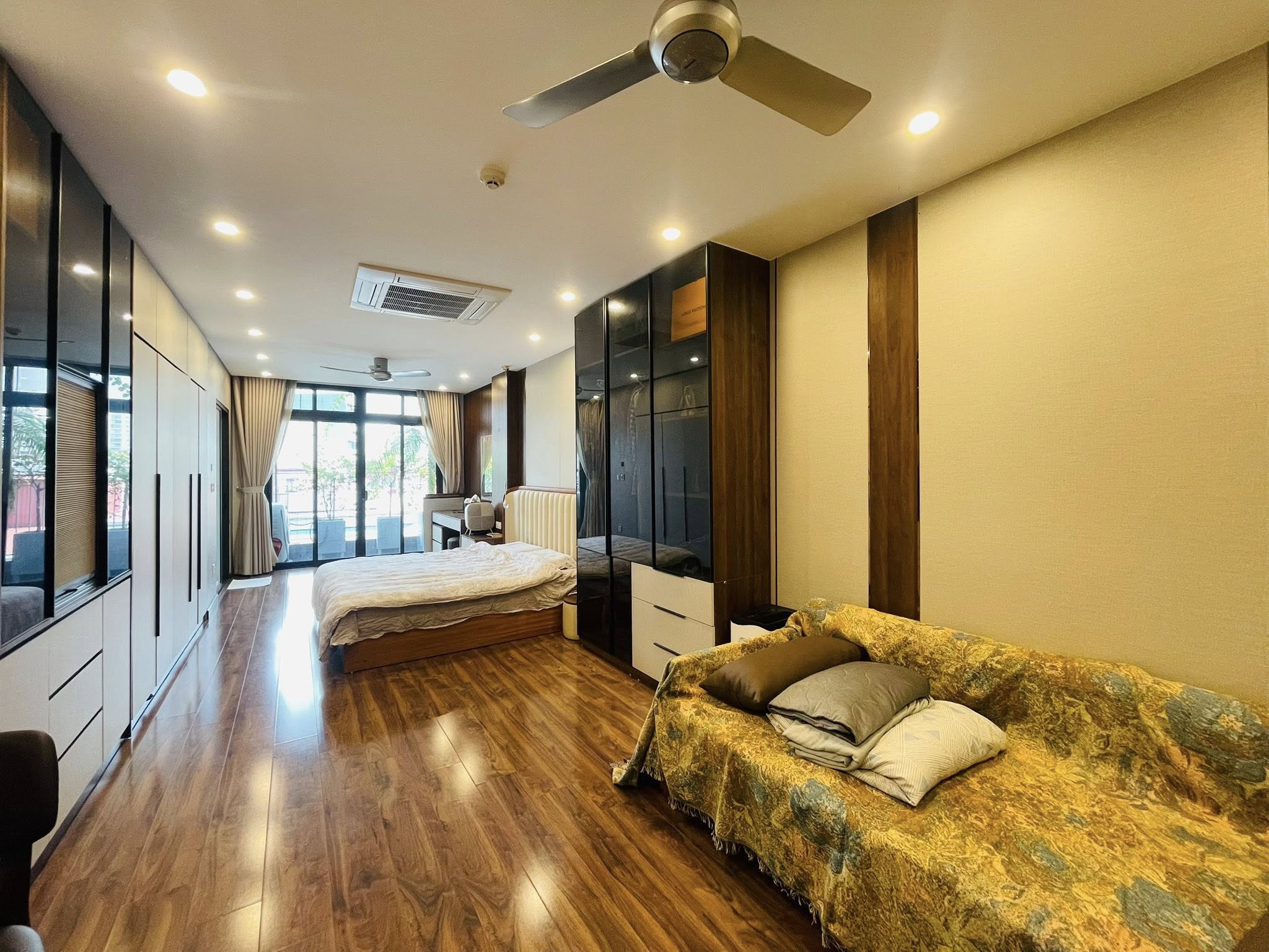 Bán Nhà Mặt Ngõ Phố Đội Cấn,Liễu Giai. 8 Tầng Thang Máy  63m2. Mặt Tiền 5.5 m. Giá 36,5 Tỷ 6