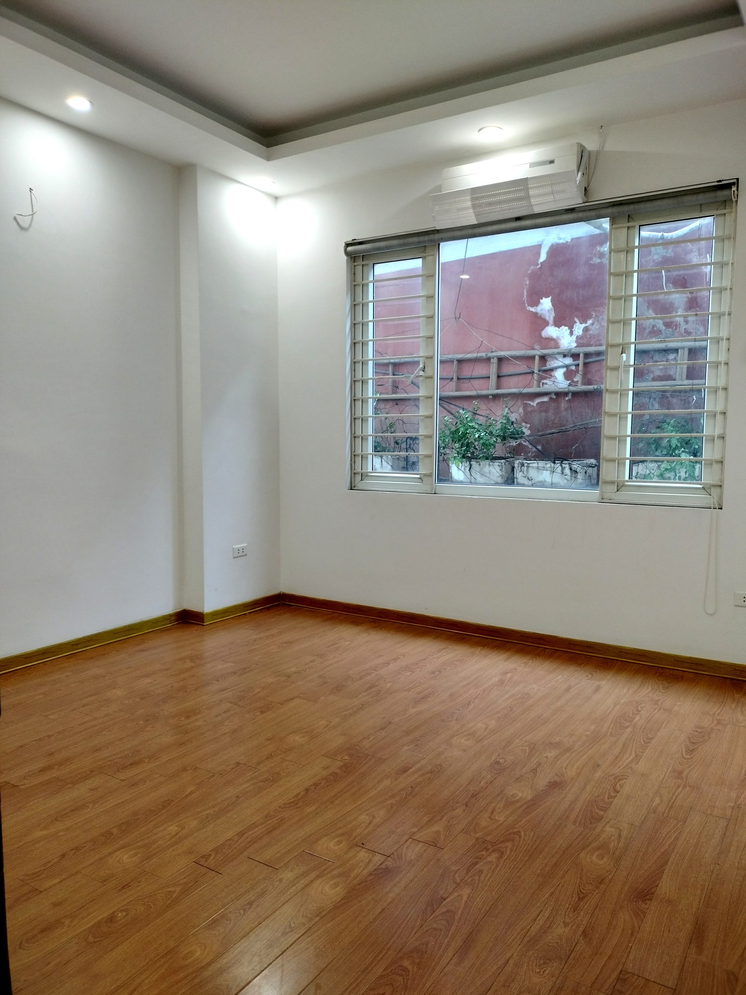 TRUNG TÂM BỒ ĐỀ-NHỈNH 9TỶ NHÀ ĐẸP Ở NGAY-39M 4T-CÁCH 15M RA PHỐ-TIỆN ÍCH BẠT NGÀN 4