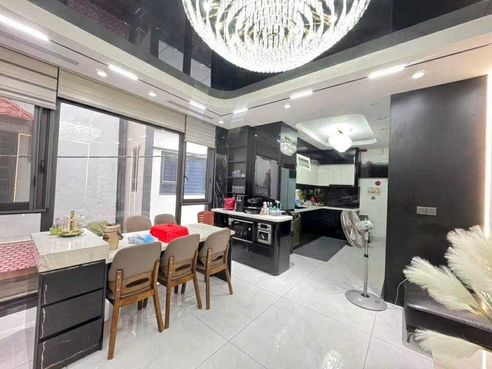 bán nhà Ngọc Lâm, 2 mặt ngõ, ôtô vào nhà, mặt tiền 8.4m, gần vườn hoa bến xe 4