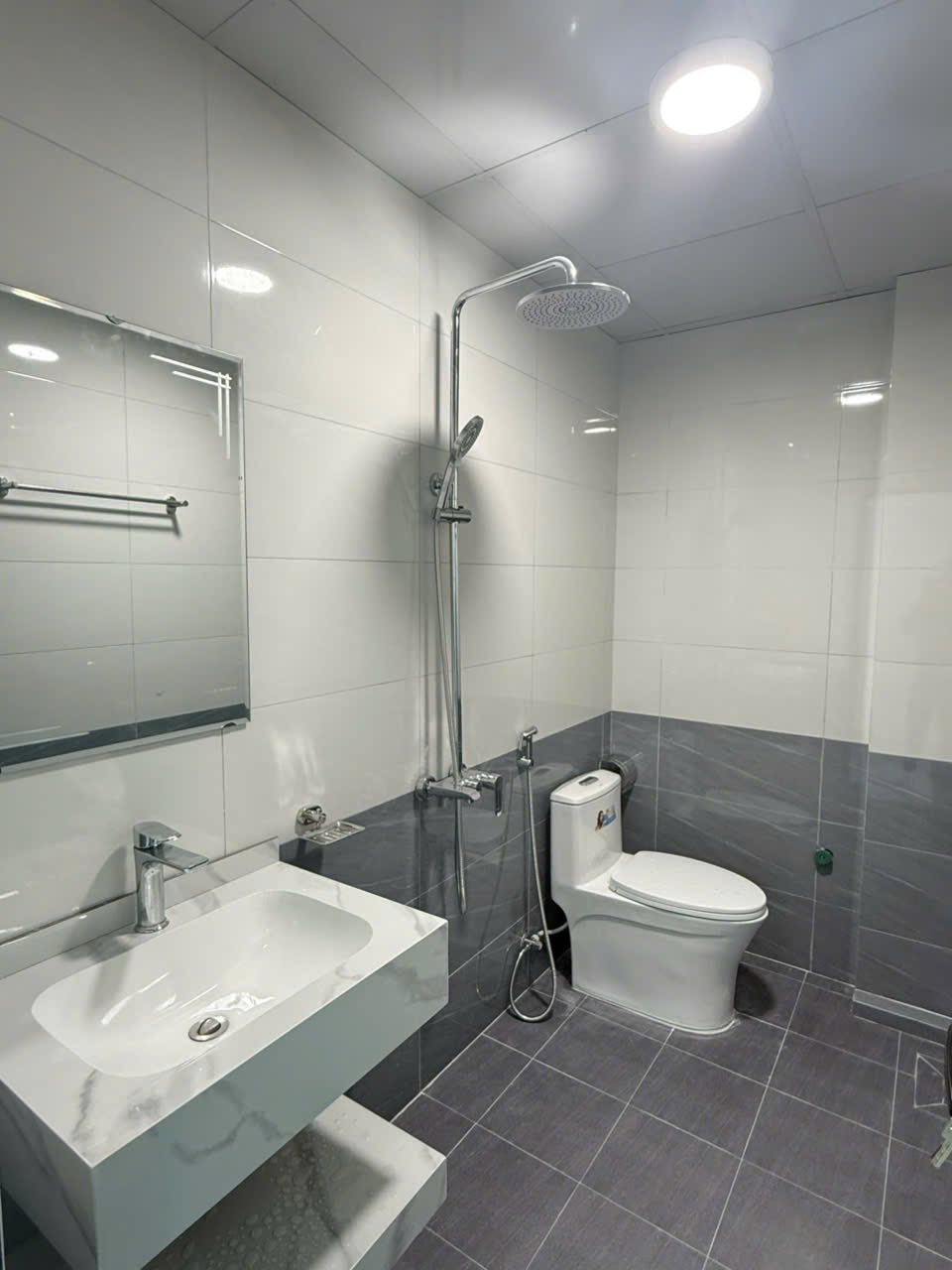 Bán căn nhà 2 tầng ngõ phố Lê Viết Hưng, ph Ngọc Châu, TP HD, 51m2, mt 4m, 3 ngủ, 2vs 9