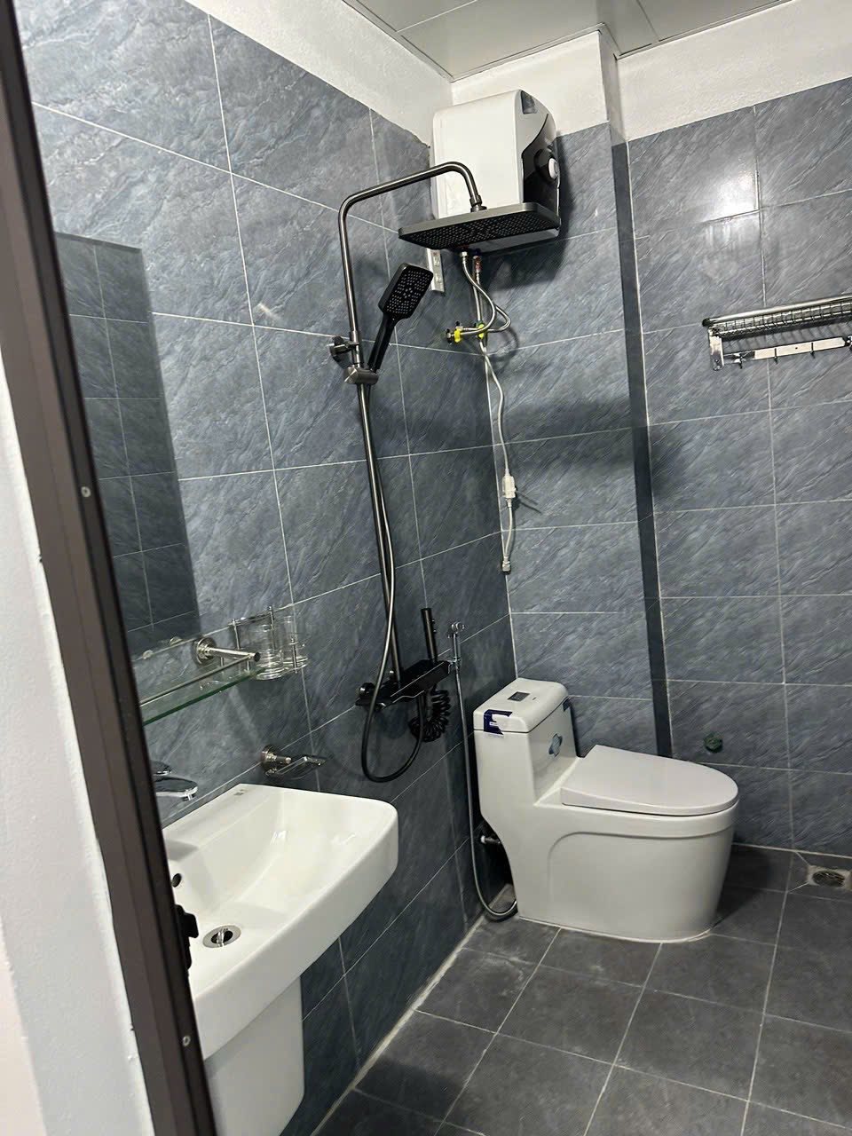 Bán căn nhà 3 tầng có gara oto ngõ phố Vũ Hựu, ph Thanh Bình, TP HD, 50m2, mt 4m, 3 ngủ 8