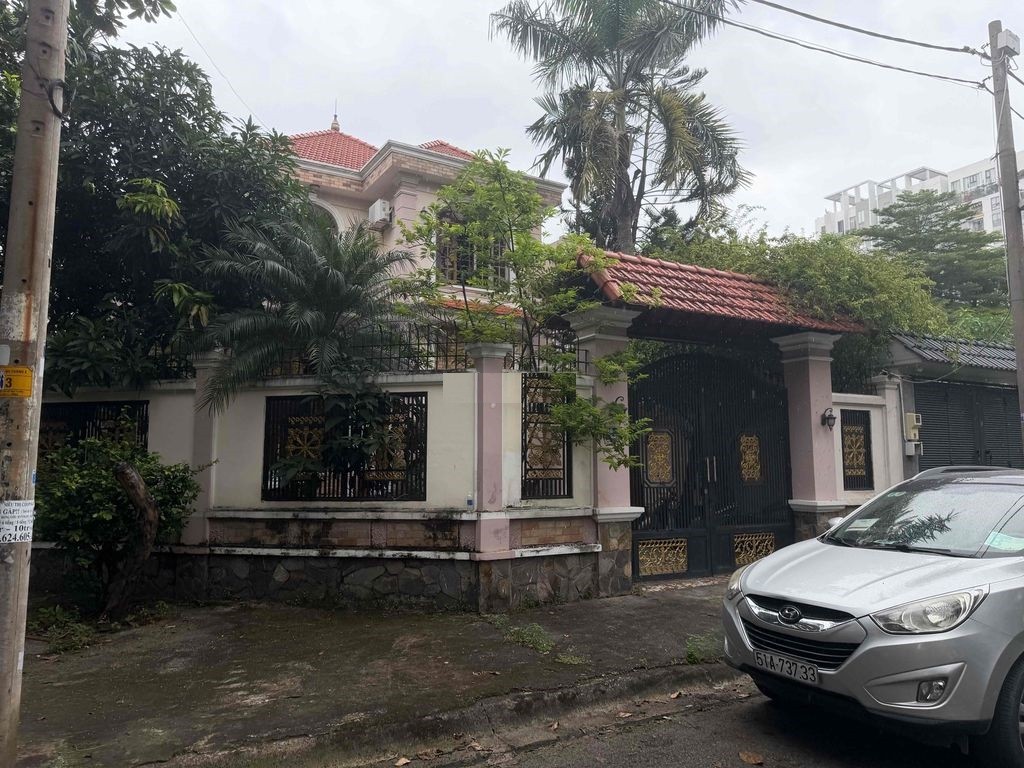 CHO THUÊ BIỆT THỰ SÂN VƯỜN PHÁP CỔ, SAU LƯNG GIGAMALL,NGAY CÔNG VIÊN. 2