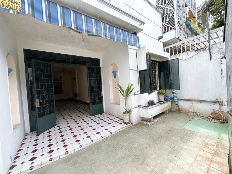 Bán nhà mặt phố Hiệp Phú, Q.9, TP HCM. DT  98m2, một trệt giá 6.9 tỷ, sổ hồng đầy đủ. Liên hệ 2