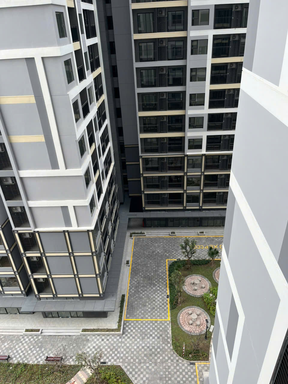 Cho thuê studio Zurich 2, tầng trung, nội thất cơ bản, ở ngay 8