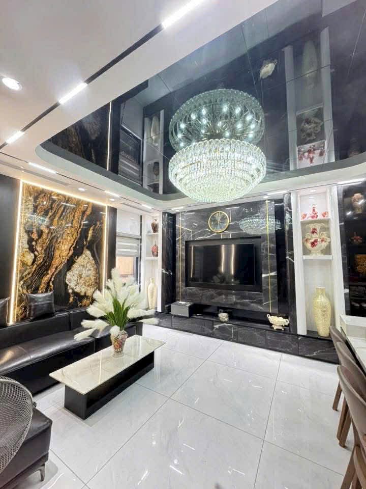 bán nhà Ngọc Lâm, 2 mặt ngõ, ôtô vào nhà, mặt tiền 8.4m, gần vườn hoa bến xe 3