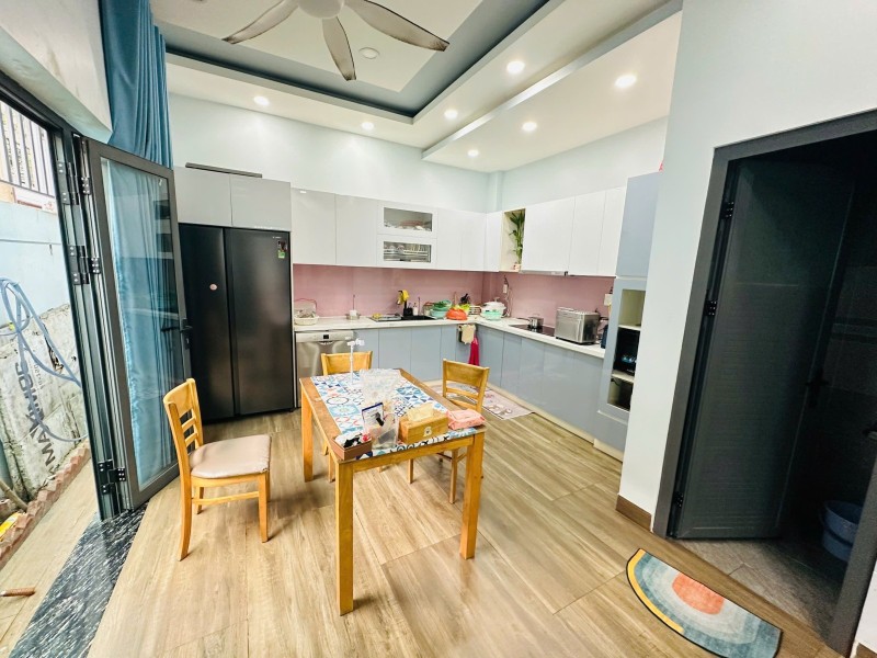 Bán nhà 3 tầng, DT 75m2, Số 7, Linh Trung, Thủ Đức, TP HCM giá 7,89  tỷ, sổ hồng. Liên hệ: 3