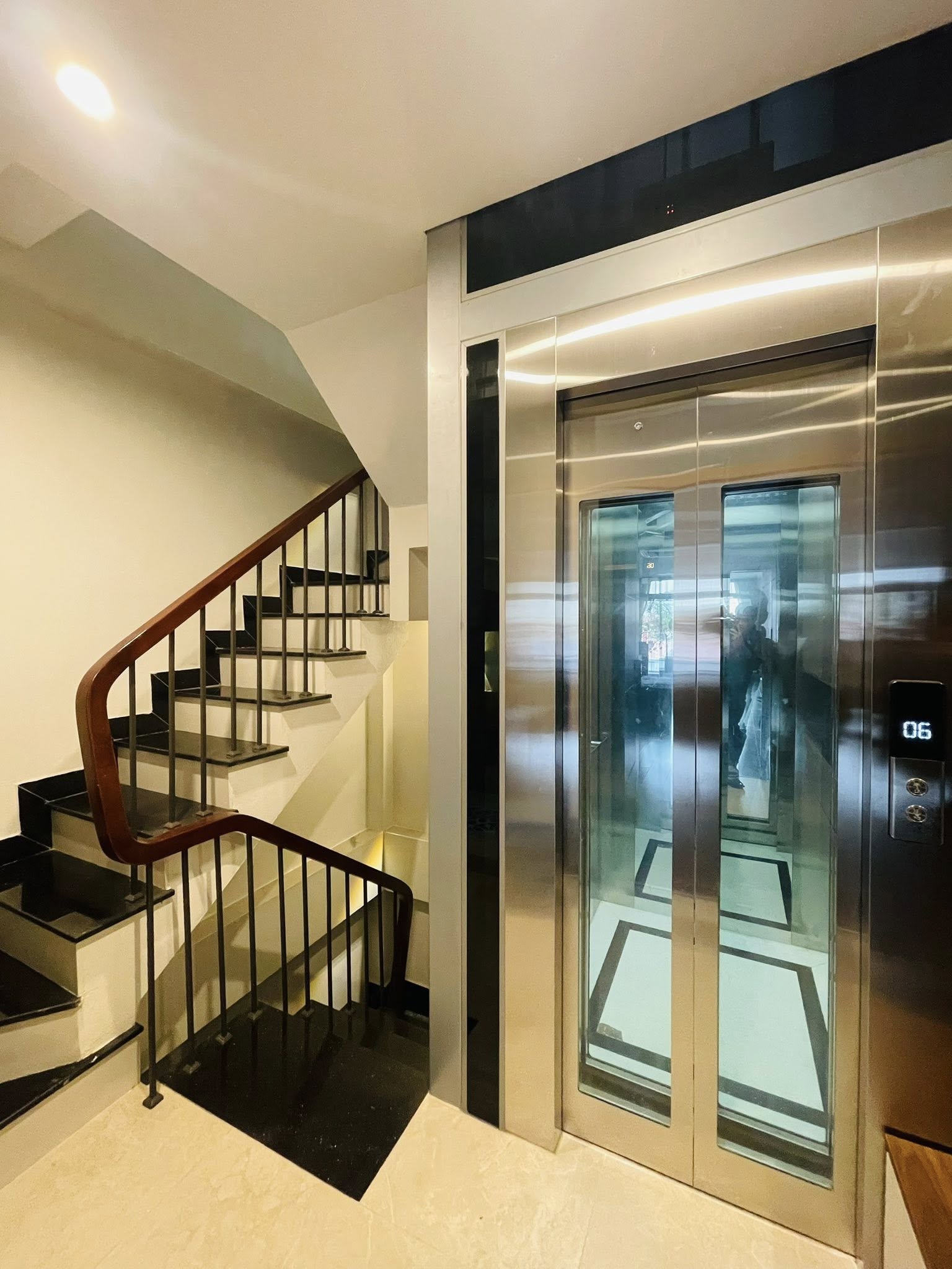 Bán Nhà Mặt Ngõ Phố Đội Cấn,Liễu Giai. 8 Tầng Thang Máy  63m2. Mặt Tiền 5.5 m. Giá 36,5 Tỷ 8