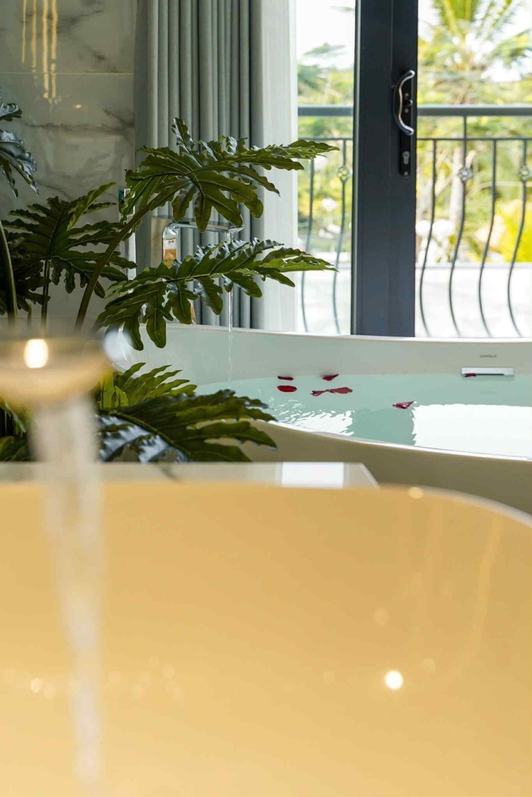 Biệt thự mặt tiền biển Mỹ Khê đường Lưu Quang Thuận 107m2 giá 68 tỷ