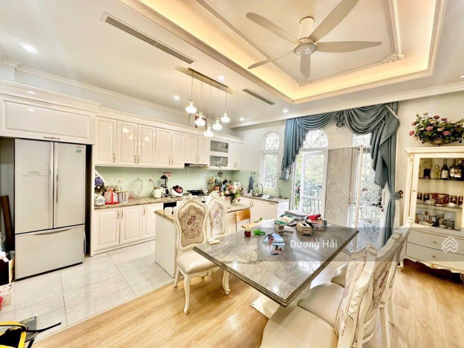 Bán nhà mặt phố thuộc KĐT Dịch Vọng - gần công viên Cầu Giấy - 190m2*MT 14m - KDVP ở đẳng cấp 2