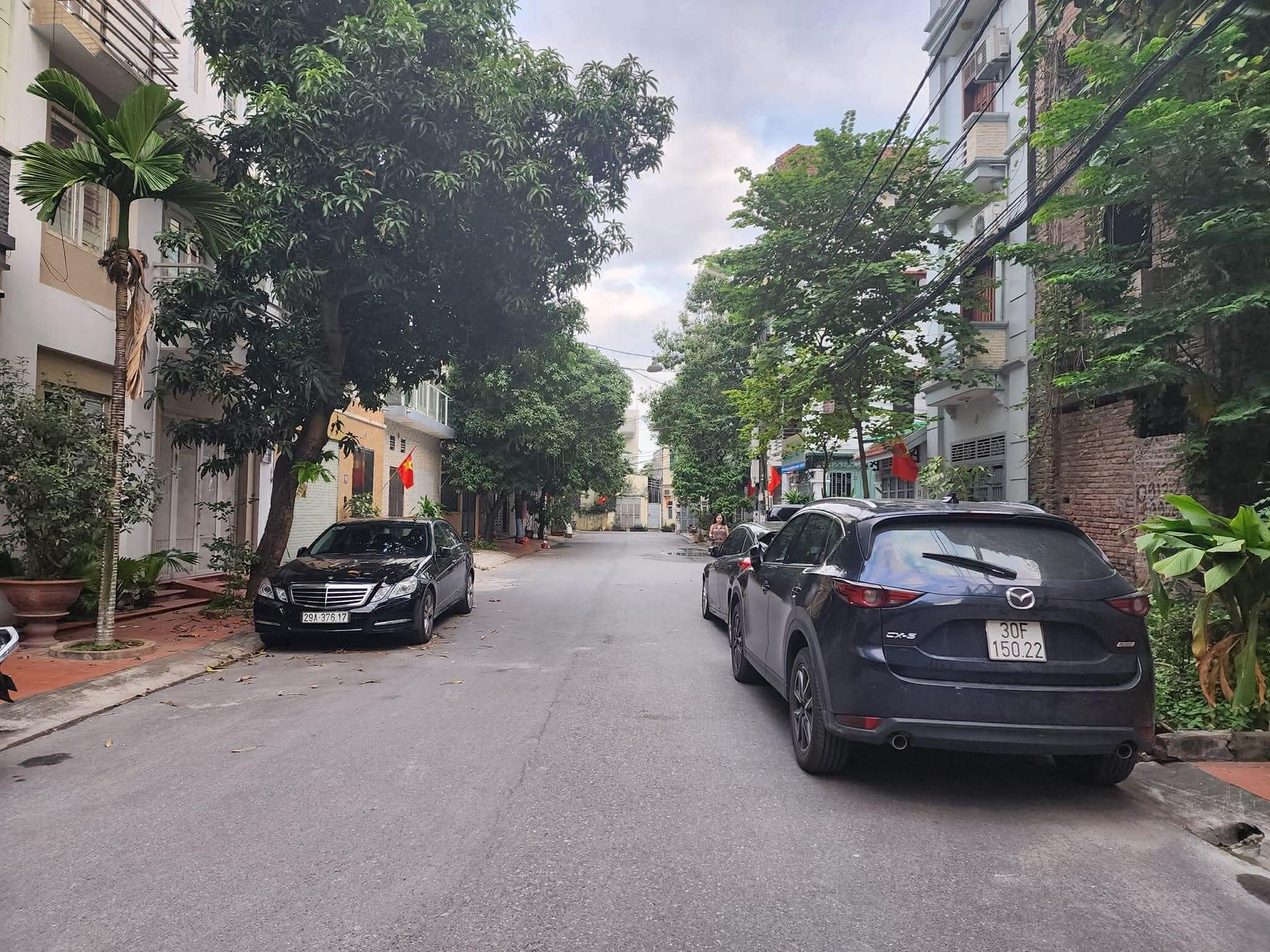 biệt thự xây thô Bồ Đề, 80m x 6tầng, MT 8.2m, vỉa hè, mặt đường 10m, ôtô dừng đỗ ngày đêm