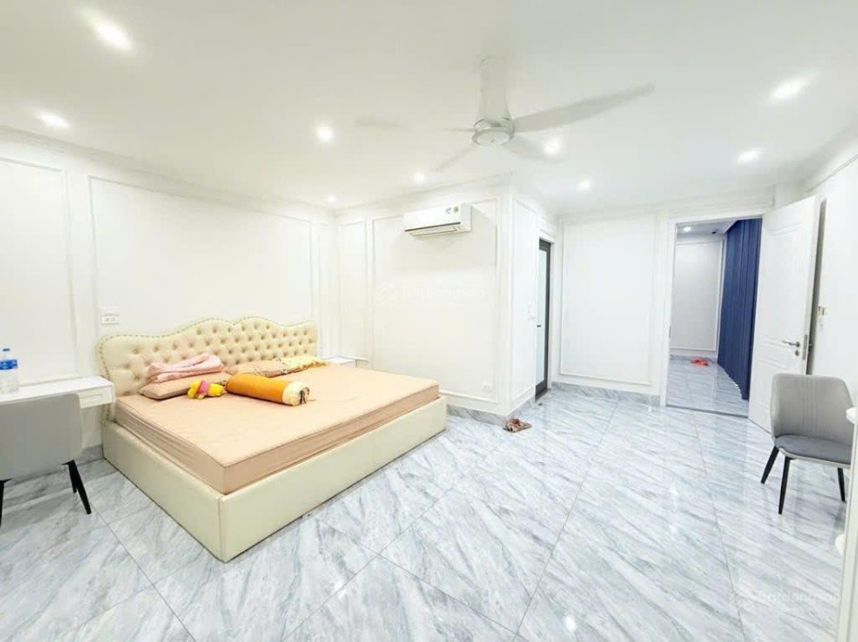 Bán nhà phố Hoàng Quốc Việt - 121m 5 Tầng Lô Góc Hai mặt tiền Ô tô Vỉa hè an sinh kết hợp văn phòng 4