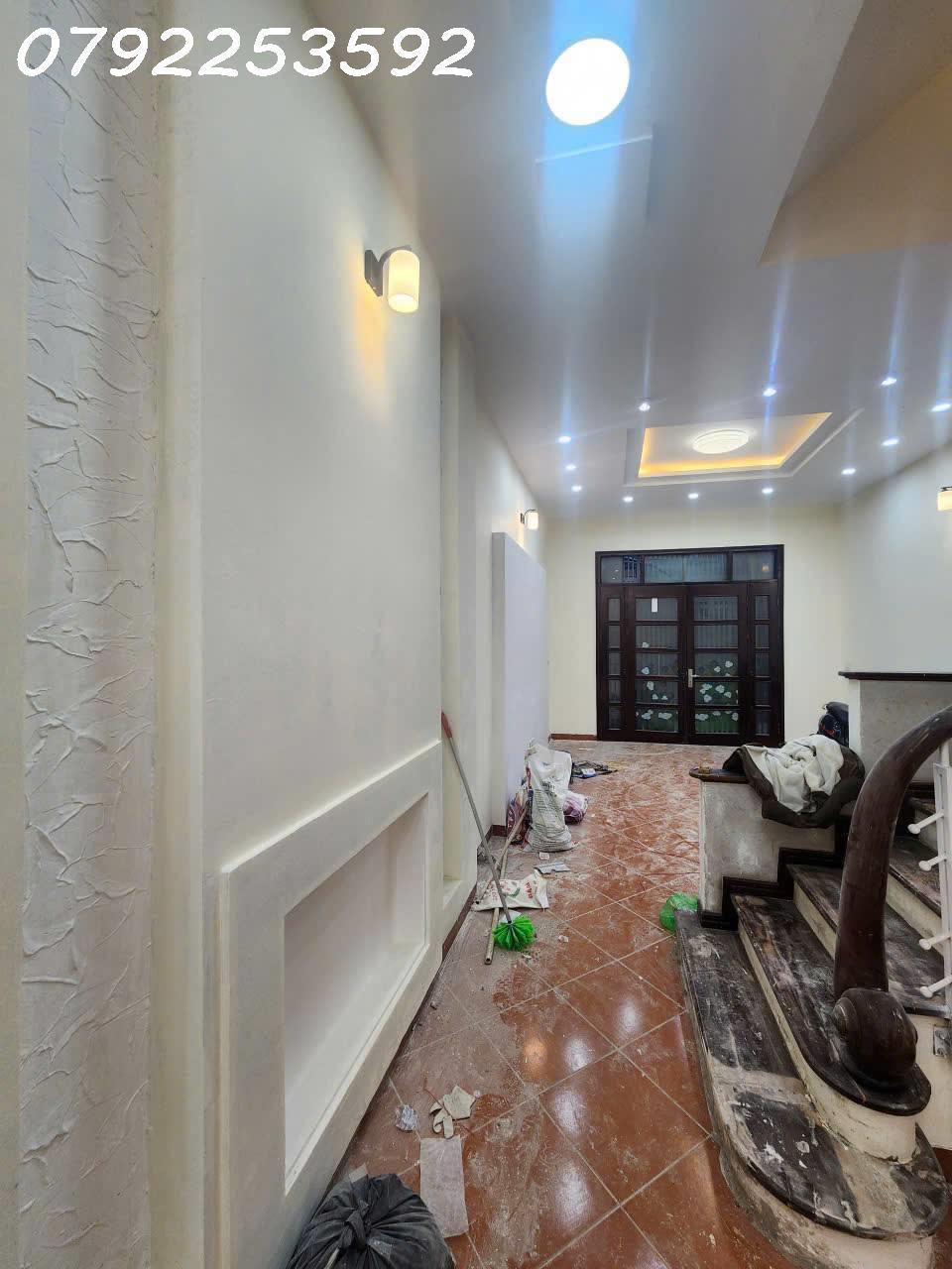 Bán Nhà Đê La Thành. Đống Đa. Diện Tích 49-52m. x 5tầng. Mặt tiền 4.2m. Giá Bán 9.5 tỷ 4