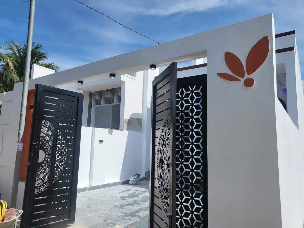 Bán nhà Diên Sơn mới xây cách chợ chỉ 700m sát bên trục đường Nhà Vuông 3