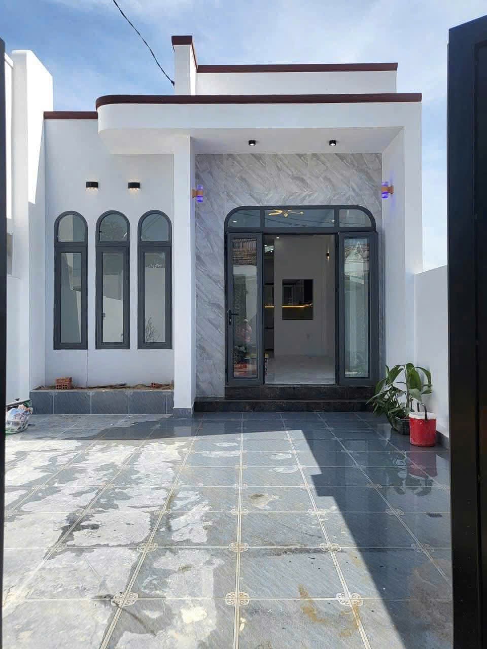 Bán nhà Diên Sơn mới xây cách chợ chỉ 700m sát bên trục đường Nhà Vuông