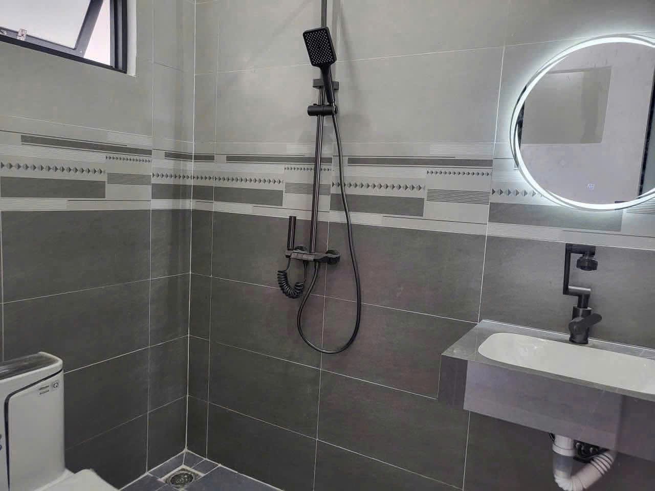 Bán nhà Diên Sơn mới xây cách chợ chỉ 700m sát bên trục đường Nhà Vuông 4